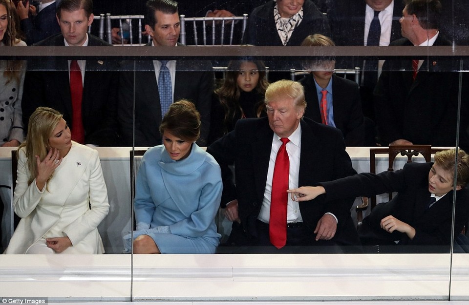 Diễu hành hộ tống tân Tổng thống Trump về Nhà Trắng - 12
Gia đình tân Tổng thống bên ngoài sảnh Nhà Trắng xem lễ diễu hành nhậm chức. (Ảnh: Getty)