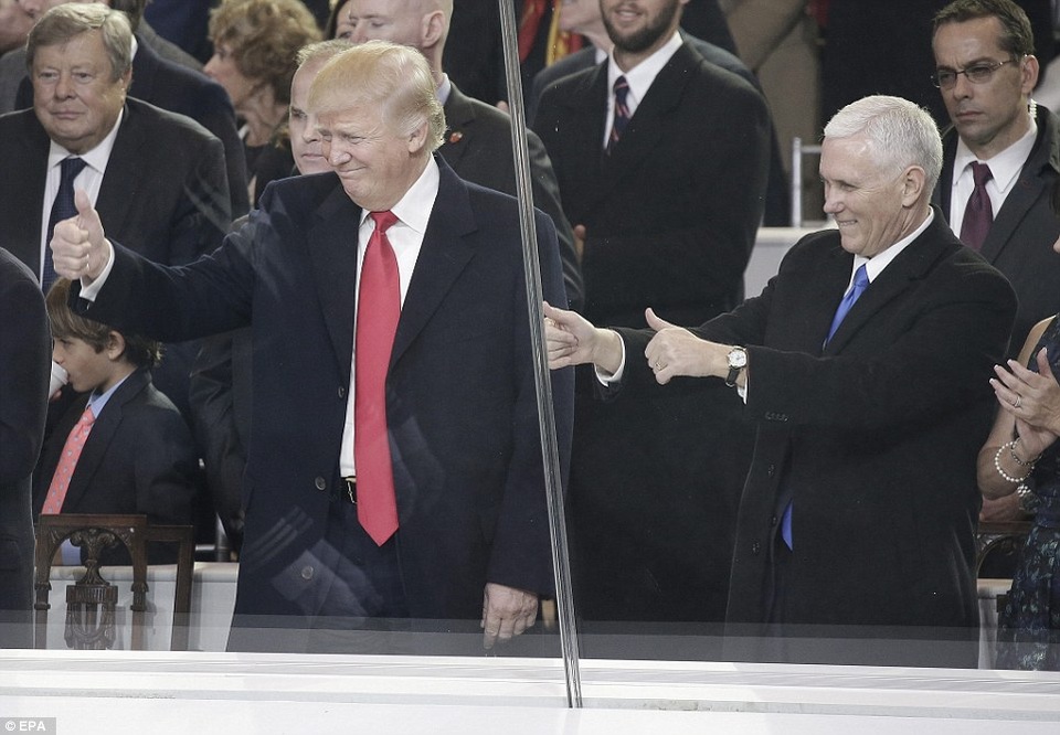 Diễu hành hộ tống tân Tổng thống Trump về Nhà Trắng - 13
Tân Tổng thống và Phó Tổng thống chào đoàn diễu hành. (Ảnh: EPA)