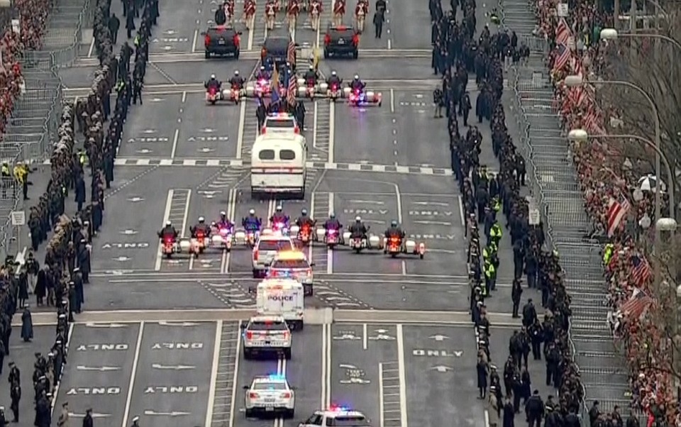 Diễu hành hộ tống tân Tổng thống Trump về Nhà Trắng - 8
Xe chở Tổng thống và Đệ nhất phu nhân được hộ tống bằng nhiều đoàn xe cảnh sát trong đoàn diễu hành. (Ảnh: Dailymail)