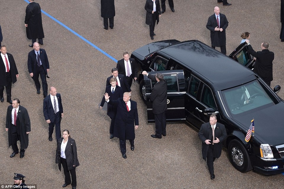 Diễu hành hộ tống tân Tổng thống Trump về Nhà Trắng - 4
Tổng thống Trump và Đệ nhất phu nhân lên xe chuyên dụng trước khi tham gia vào đoàn diễu hành từ Điện Capitol về Nhà Trắng. (Ảnh:AFP)