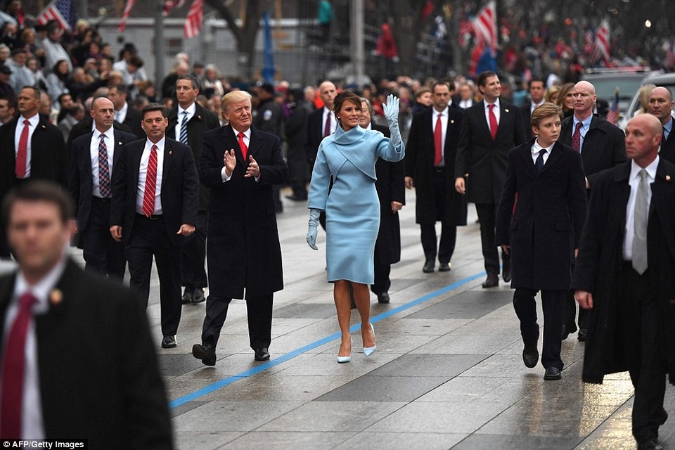 Diễu hành hộ tống tân Tổng thống Trump về Nhà Trắng - 2
Tổng thống Trump và phu nhân vẫy chào người ủng hộ khi đi bộ diễu hành qua sảnh Điện Capitol. Họ được vây quanh bởi các Mật vụ. (Ảnh: AFP)