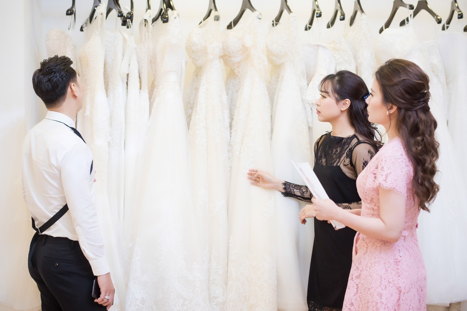 Theo chia sẻ của Ngọc Hương, cô đã tham khảo rất nhiều hãng váy cưới trong nước cũng như nước ngoài thậm chí một số thương hiệu váy cưới nổi tiếng thế giới nhưng cuối cùng cô đã tin tưởng và lựa chọn một thương hiệu váy cưới trong nước.