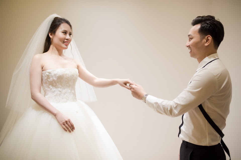 Một số hình ảnh tình tứ của cặp đôi khi đi thử váy cưới.