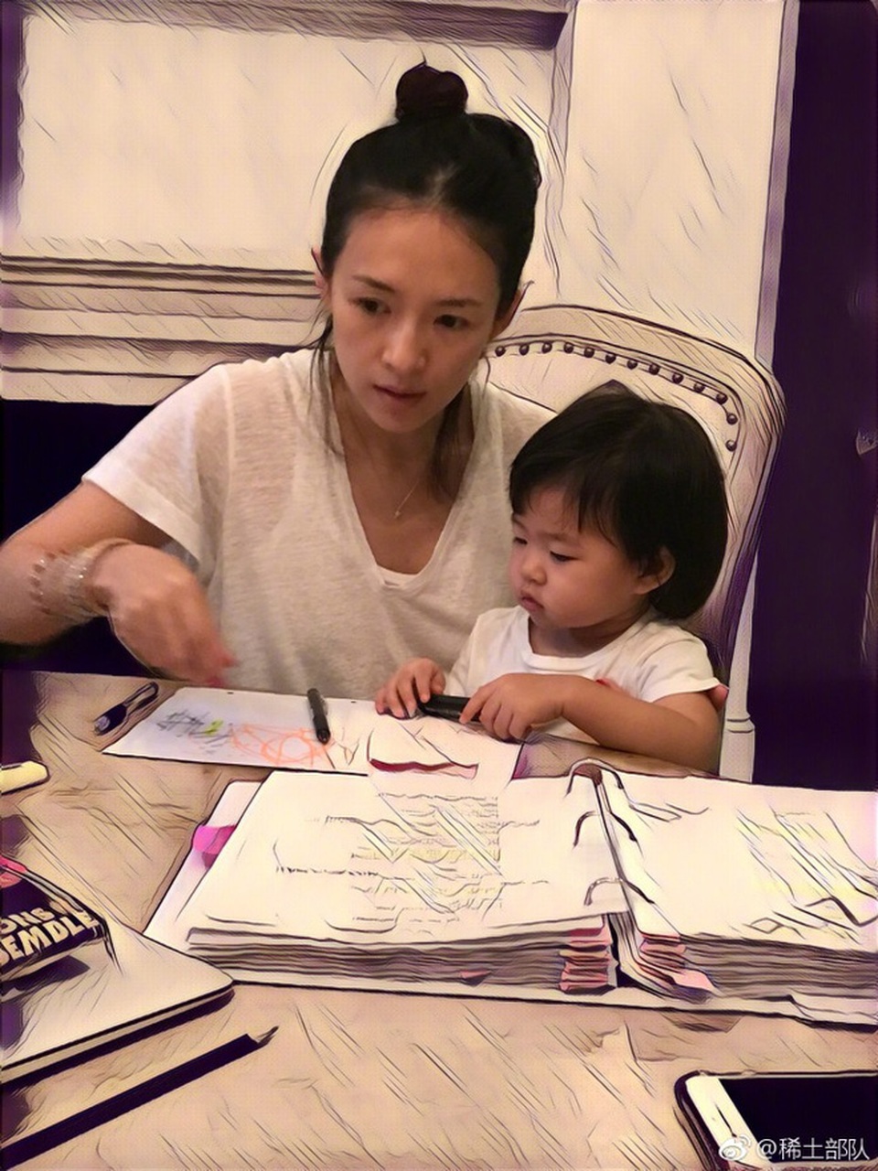 Chương Tử Di khoe con gái cưng, Lâm Tâm Như “tuềnh toàng” xuống phố - 3
Chương Tử Di bị phát hiện mang bầu vào giữa năm 2015 và tới cuối năm 2015, đầu năm 2016, cô sinh con gái đầu lòng tại Mỹ. Cô bé là kết quả tình yêu giữa cô và nam ca sĩ Uông Phong. Cặp đôi đã đính hôn từ đầu năm 2015.