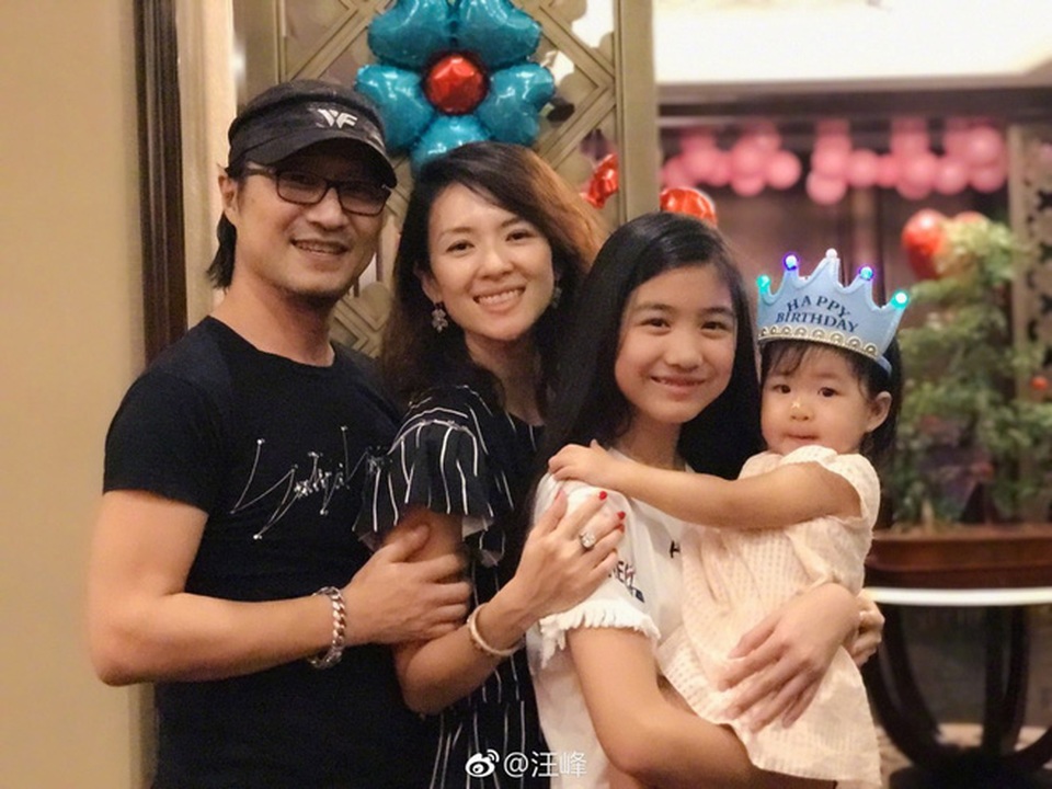 Chương Tử Di khoe con gái cưng, Lâm Tâm Như “tuềnh toàng” xuống phố - 4
Chương Tử Di đang có cuộc sống viên mãn bên Uông Phong và con gái cưng. Ngoài ra, con gái riêng của Uông Phong cũng sống cùng vợ chồng Tử Di và quý mến cô như mẹ ruột.