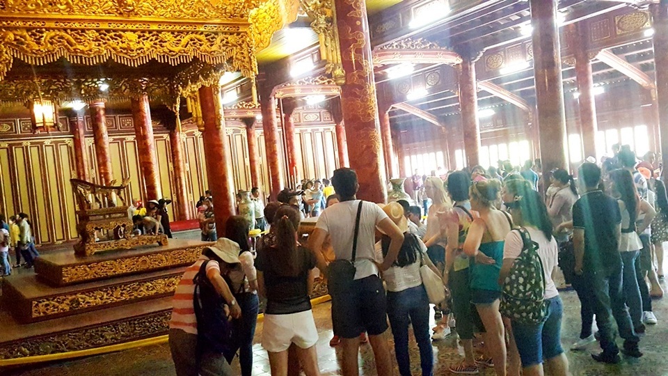 Di chuyển Ngai vàng triều Nguyễn để sửa điện Thái Hòa - 1 Du khách ngắm ngai vàng triều Nguyễn tại điện Thái Hòa