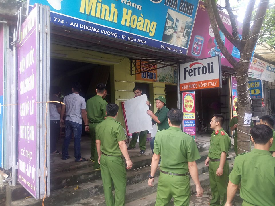 Di dân khỏi 22 ngôi nhà có nguy cơ sụt trượt xuống sông Đà - 3
Công an địa phương hỗ trợ việc di chuyển người dân khỏi những căn nhà có nguy cơ sụt trượt
