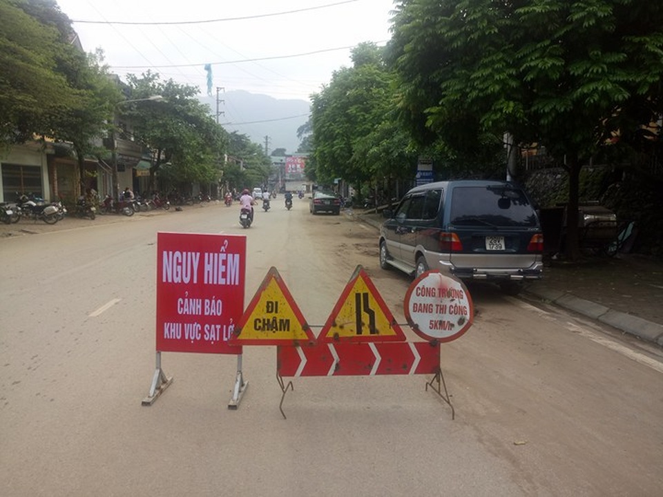Di dân khỏi 22 ngôi nhà có nguy cơ sụt trượt xuống sông Đà - 4
Chính quyền địa phương tổ chức đặt biển cảnh báo, phục vụ việc di tản người dân