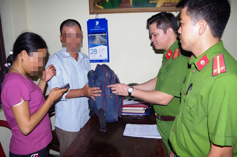 Công an phường bàn giao người phụ nữ đi lạc từ Quảng Bình ra Phủ Lý - 1
Công an phường Quang Trung bàn giao chị N. cho gia đình (ảnh: Công an Hà Nam)