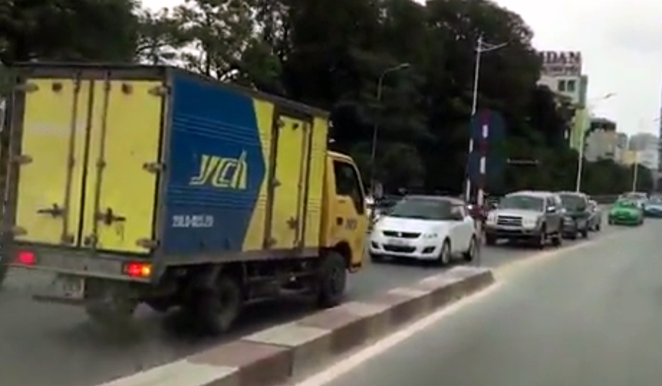 Hà Nội: Xe tải đi ngược chiều, phụ xe vung tay đòi... nhường đường - 1 Đi ngược chiều, chiếc xe tải đối đầu với hàng dài ô tô. (Ảnh cắ từ clip)