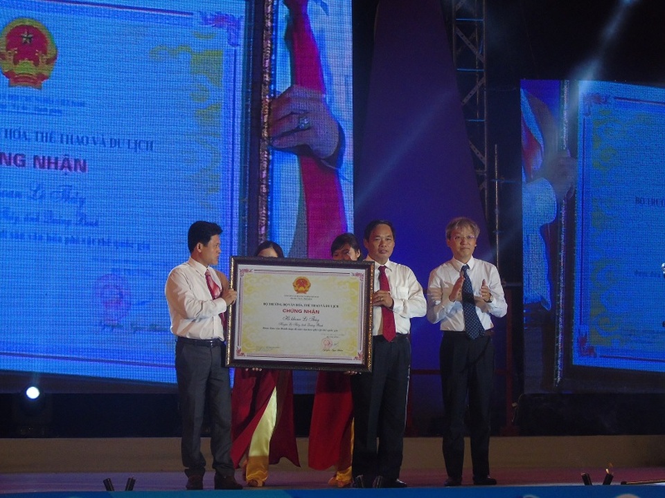 Hò khoan Lệ Thủy trở thành Di sản văn hóa phi vật thể cấp Quốc gia - 1 Lãnh đạo huyện Lệ Thủy đón nhận Bằng chứng nhận Hò Khoan Lệ Thủy là di sản văn hóa phi vật thể cấp Quốc gia từ Cục Di sản văn hóa, Bộ Văn hóa, thể thao và du lịch