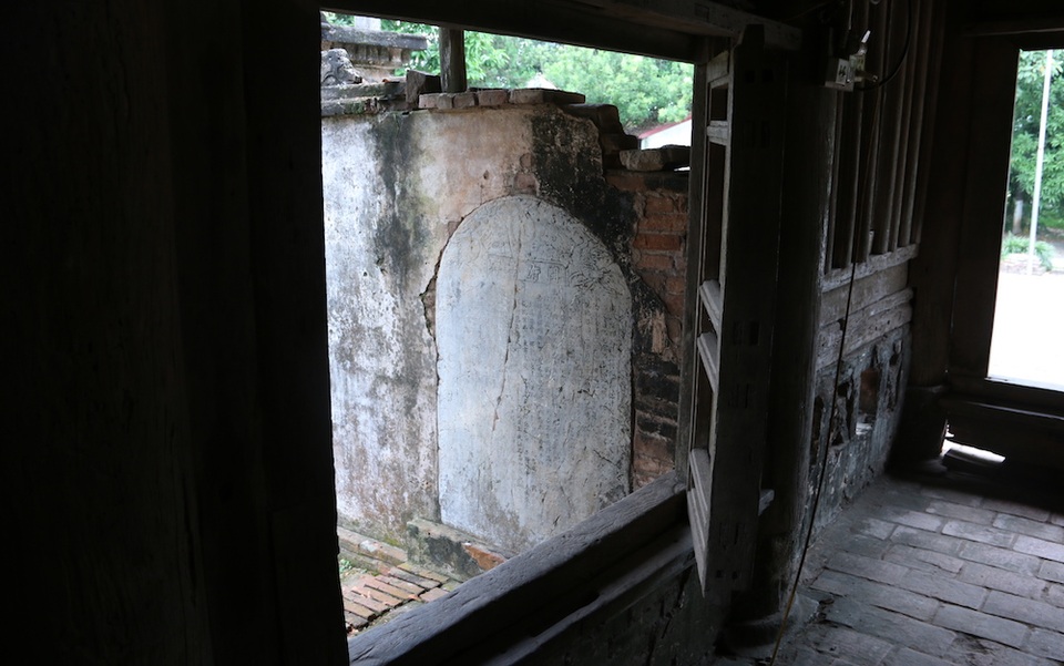 
Ngay cạnh đình còn có một bia đá khắc chữ nho.

 
