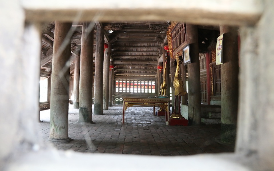 
Khung trụ của đình là 48 cây gỗ lim đường kính một người ôm. Kết cấu đình theo lối chữ Đinh với các hạng mục đại bái và hậu cung. Đại bái là một công trình đồ sộ gồm 5 gian, chiều rộng lá mái 13,8m. Ba gian giữa có kích thước bằng nhau, hai gian kế bên nhỏ hơn.
