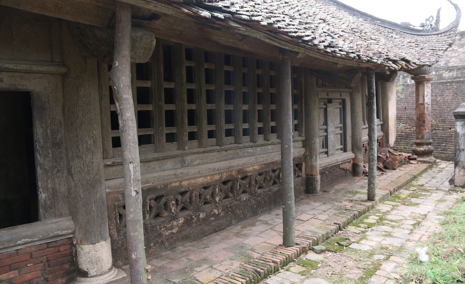 
Việc chống sập hiện chỉ dừng lại ở biện pháp chằng chống tạm bợ. Theo ông Chương, nhiều phần xuống cấp nhưng người dân không dám động vào vì có thể gây ảnh hưởng đến kết cấu của toàn mái đình. Nhiều chi tiết được đánh giá là đã hỏng, không còn khả năng chống đỡ.

Thôn Tiền Lệ chủ yếu sống bằng nghề trồng rau màu ngoài bãi, việc huy động số tiền lên đến vài tỷ đồng để tu sửa đình nằm ngoài khả năng.
