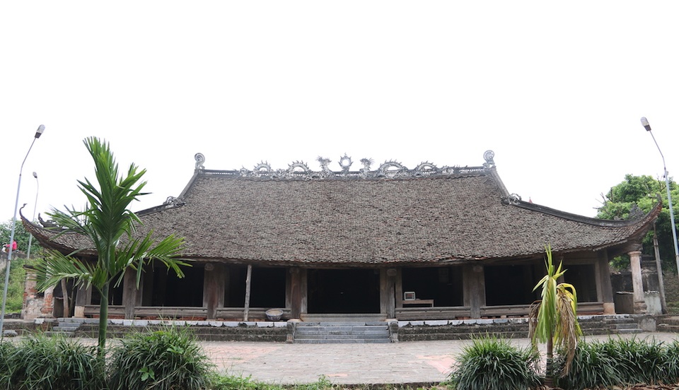 
Đình Tiền Lệ nằm trên địa phận thôn Tiền Lệ (xã Tiền Yên, huyện Hoài Đức, Hà Nội). Di tích còn giữ được kiến trúc, sắc thái nghệ thuật thời Lê và được gọi theo tên thôn sở tại. Đình được xếp hạng di tích kiến trúc nghệ thuật quốc gia ngày 02/6/2011. Tuy nhiên sau gần 7 năm được công nhận di tích lịch sử quốc gia, đến nay đình Tiền Lệ đang trong cảnh chống nạng đợi sập bất cứ khi nào.
