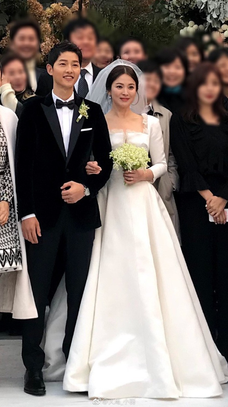 Song Hye Kyo và Song Joong Ki diện đồ hiệu giá gần 3 tỉ đồng trong hôn lễ thế kỷ - 10
Váy cưới của Song Hye Kyo và vest của Song Joong Ki có giá lên tới gần 3 tỉ đồng Việt Nam.