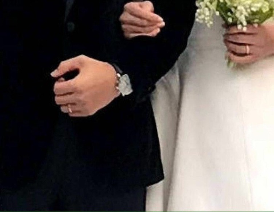 Song Hye Kyo và Song Joong Ki diện đồ hiệu giá gần 3 tỉ đồng trong hôn lễ thế kỷ - 11
Nhẫn cưới của cặp đôi cũng rất giản dị nhưng có giá lên tới 430 triệu đồng.