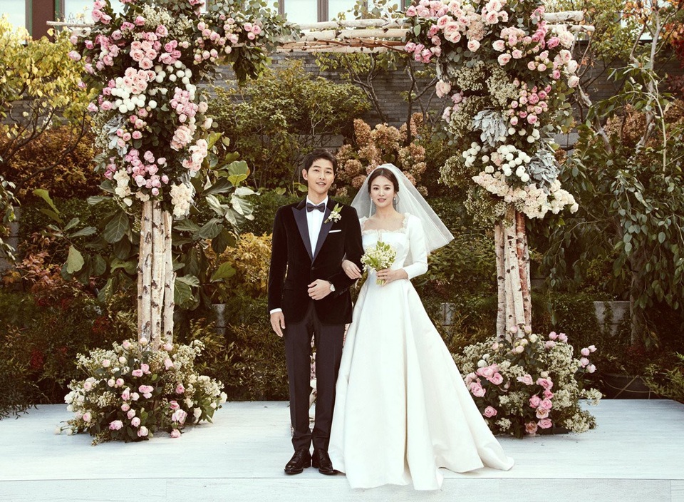 Song Hye Kyo và Song Joong Ki diện đồ hiệu giá gần 3 tỉ đồng trong hôn lễ thế kỷ - 9
Song Hye Kyo và Song Joong Ki chọn phong cách cổ điển và giản dị cho hôn lễ.