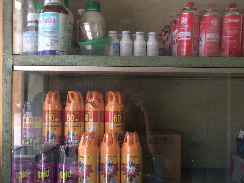 Sốt xuất huyết bùng phát, dịch vụ phun thuốc muỗi "hốt bạc" - 3 Ngoài thuốc phun, nhiều cửa hàng còn bán thêm thuốc xịt