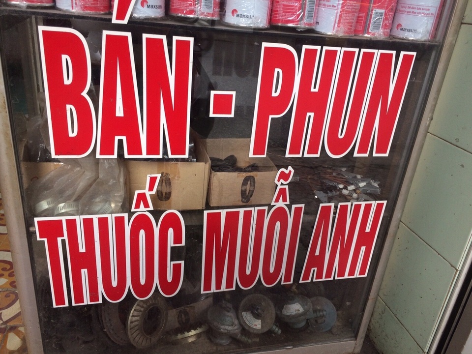 Sốt xuất huyết bùng phát, dịch vụ phun thuốc muỗi "hốt bạc" - 4 Các cửa hàng đều quảng cáo thuốc muỗi nhập khẩu tại Anh