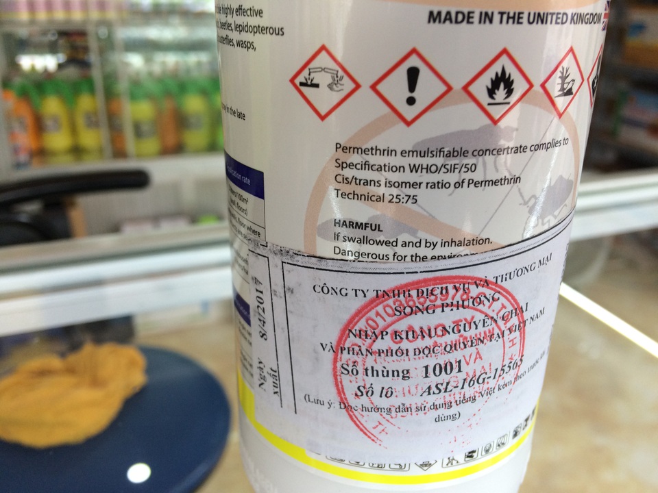 Sốt xuất huyết bùng phát, dịch vụ phun thuốc muỗi "hốt bạc" - 5 Trên lọ thuốc có ghi Made in the United Kingdom