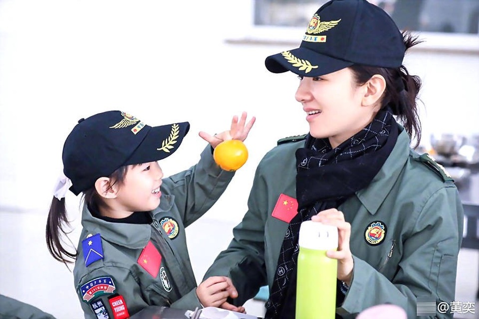 Huỳnh Dịch hạnh phúc khi được đoàn tụ cùng con gái - 3
Cô con gái của Huỳnh Dịch mới 4 tuổi nhưng khá bạo dạn trước ống kính. Cô bé giống bố hơn mẹ.