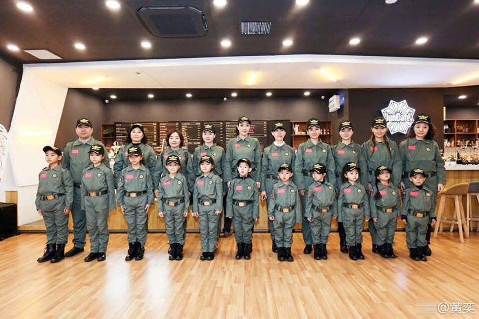 Huỳnh Dịch hạnh phúc khi được đoàn tụ cùng con gái - 8
Mẹ con Huỳnh Dịch tham gia ghi hình cùng nhiều cặp mẹ con khác.