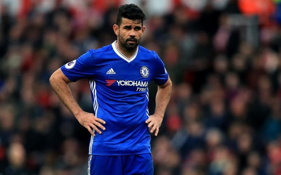 Mặc dù Chelsea đã đăng ký Diego Costa tham dự Premier League nhưng cầu thủ này vẫn nhất quyết không có thái độ hợp tác (trở về tập trung cùng Chelsea). Chính vì lý do đó, HLV Conte đã gạch tên chân sút người Tây Ban Nha khỏi danh sách dự vòng bảng Champions League. Chelsea tham dự giải đấu này với chỉ hai tiền đạo là Morata và Michy Batshuayi.