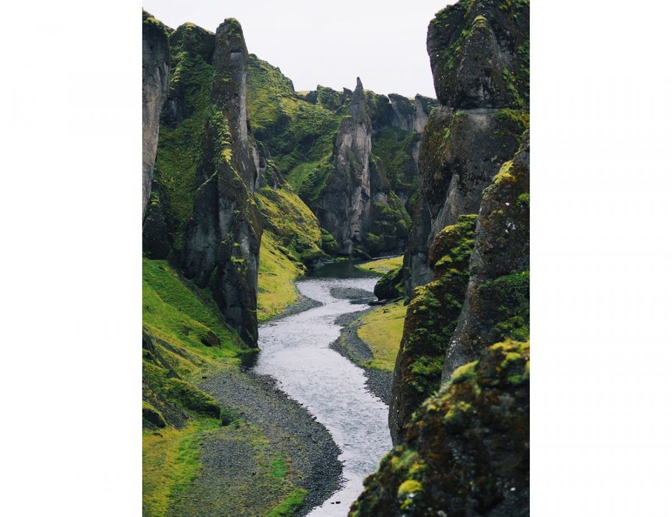 Du khách có thể đi bộ dọc theo hẻm núi Fjadrárgljúfur ở miền nam Iceland.