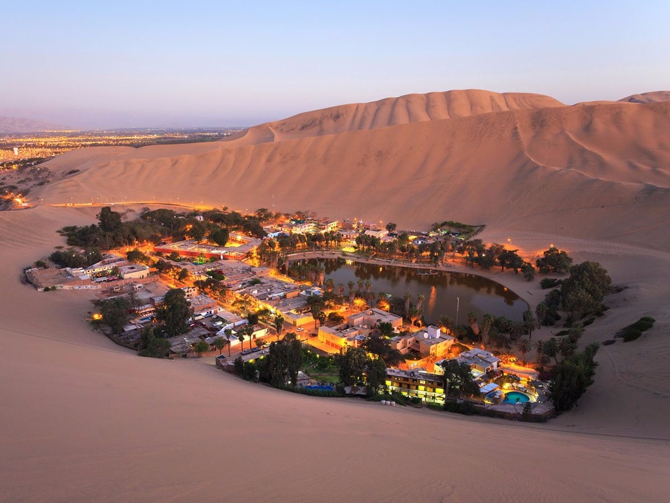Huacachina là ốc đảo sa mạc nằm cách thủ đô Lima, Peru chừng 5 giờ chạy xe về phía nam. Nơi này từng là điểm đến nghỉ dưỡng dành cho tầng lớp thượng lưu muốn trốn nóng. Đến nay, Huacachina là nơi dừng chân của du khách muốn trải nghiệm các hoạt động ngoài trời như leo cát, trượt cát.