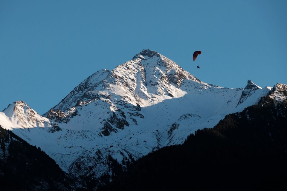Du khách ưa mạo hiểm có thể tìm tới ngọn núi Ahornspitze gần thung lũng Zillertal ở Tyrol, Áo, tham gia hàng loạt hoạt động thể thao ngoài trời như trượt tuyết, leo núi, đi bộ.