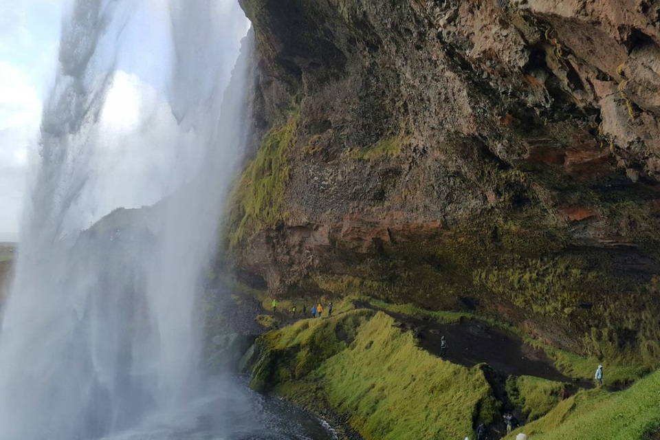 Thác nước Seljalandsfoss tuyệt đẹp ở Iceland cũng là điểm đến dành cho người thích đi bộ đường dài hiking.