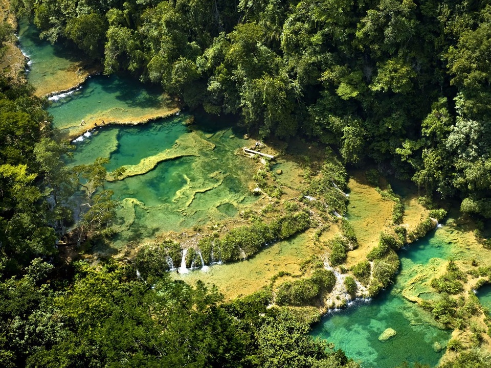 Semuc Champey của Guatemala là thiên đường dành cho những người mê nước biển màu xanh lam ngọc ẩn giữa rừng cây tươi tốt. Đây là điểm đến lý tưởng vào mùa hè.