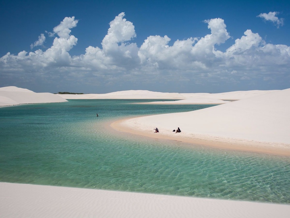 Trong mùa mưa, Công viên quốc gia Lençóis Maranhenses ở Maranhão, Brazil, mang tới cảnh tượng không thể quên. Nhờ lượng mưa lớn hàng năm, hồ bơi ở đây được tạo nên giữa các cồn cát. Thời gian du lịch lý tưởng nhất từ tháng 7 đến tháng 9 hàng năm.