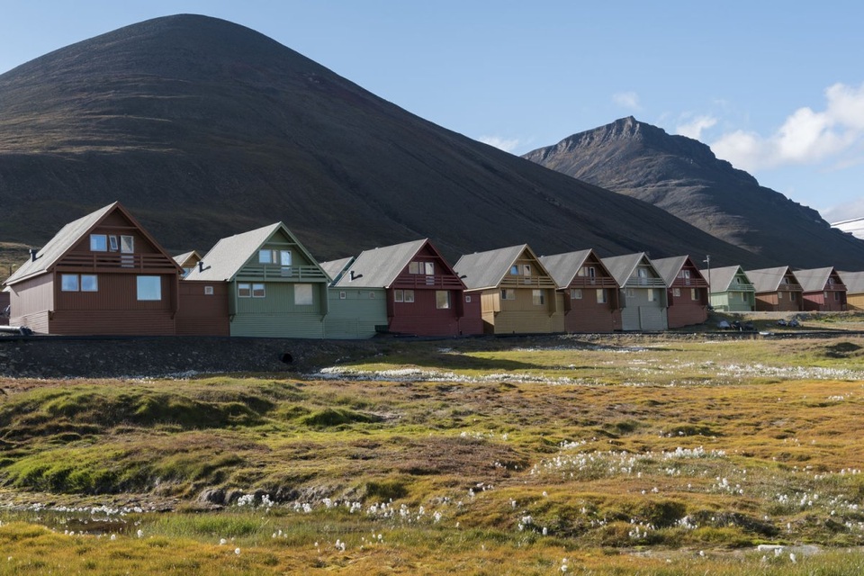 Nằm giữa Na Uy và Bắc Cực, quần đảo Svalbard xa xôi hẻo lánh chỉ có 2500 người sinh sống.