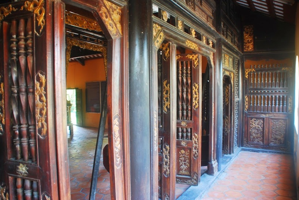 9 điểm đến khắp Việt Nam cho người hoài cổ - 7 Các vật dụng trong ngôi nhà đều được làm bằng gỗ quý, chạm khắc tỉ mỉ, cầu kỳ.