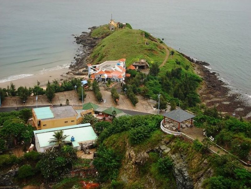 Thật là đáng tiếc nếu bạn đã đi du lịch đến Vũng Tàu, mà vẫn chưa thư giãn đắm mình trong cảnh sắc thiên nhiên hùng vĩ của mũi Nghinh Phong.