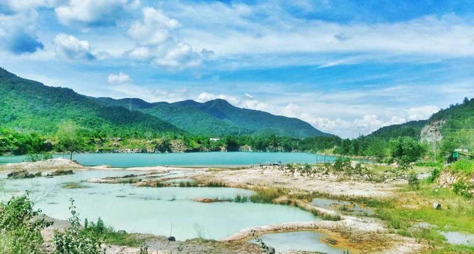Toàn cảnh Hồ Đá Xanh.