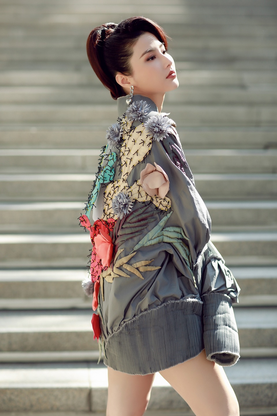 Đây cũng là lần đầu tiên Diễm My xuất hiện tại tuần lễ thời trang quốc tế, đồng hành cùng cô là diễn viên Ninh Dương Lan Ngọc - cũng là bạn diễn của cô trong Cô Ba Sài Gòn.