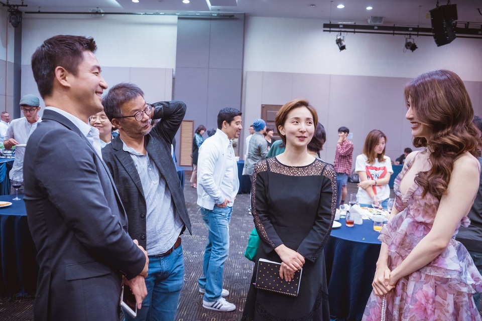 Phim điện ảnh Việt từng thu 38 tỷ “gây sốt” khán giả Hàn Quốc - 3 Diễm My tự tin giao tiếp bằng tiếng Anh với các đạo diễn, nhà sản xuất nước ngoài.