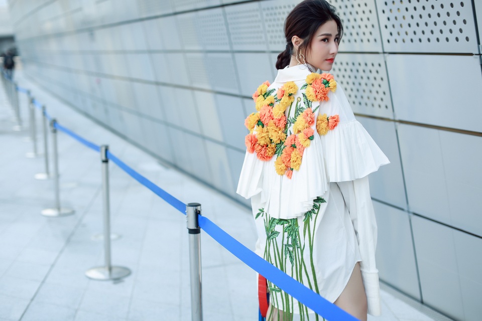 Suốt mùa SFW này My chọn thiết kế của các NTK trong nước để thể hiện niềm tự hào dân tộc và cũng muốn giới thiệu với bạn bè thế giới về sự tài năng của người Việt Nam chúng ta, cô nói.