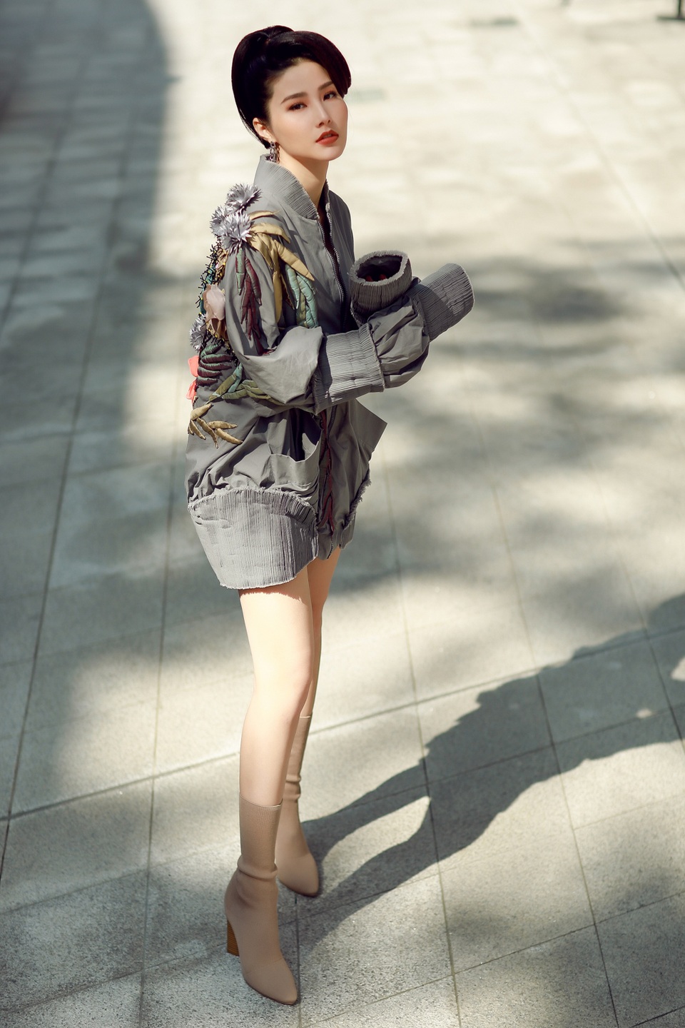 Quá quen với hình ảnh sang trọng, quyến rũ của Diễm My tại các sự kiện trong nước, đây được coi là một trong những lần hiếm hoi cô chịu thay đổi phong cách cool - ngầu và nhận được nhiều sự chú ý của giới mộ điệu thời trang ở nước ngoài.