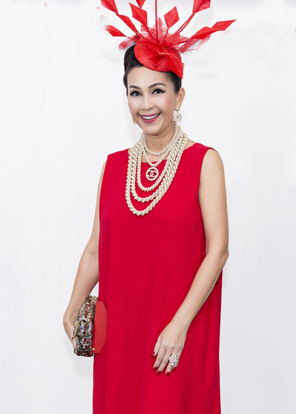 Nữ hoàng ảnh lịch Diễm My diện đầm suông dài kết hợp phụ kiện tóc và vòng cổ ngọc trai của Chanel.