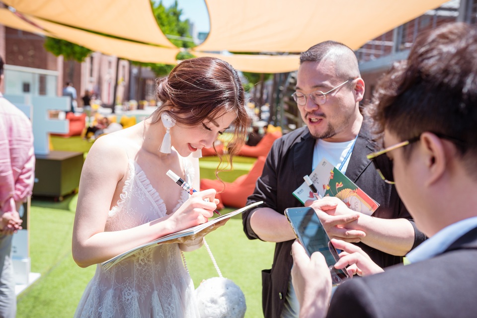 Phim điện ảnh Việt từng thu 38 tỷ “gây sốt” khán giả Hàn Quốc - 7 Một số khán giả vội xin chữ ký cũng như xin chụp ảnh lưu niệm cùng Diễm My.