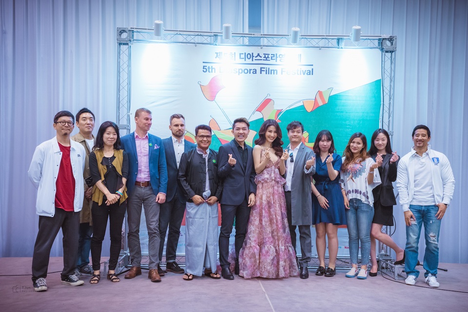 Phim điện ảnh Việt từng thu 38 tỷ “gây sốt” khán giả Hàn Quốc - 1 Diễm My và hai đạo diễn Bảo Nhân - Namcito trong lễ khai mạc Diaspora Film Festival tại Hàn Quốc.