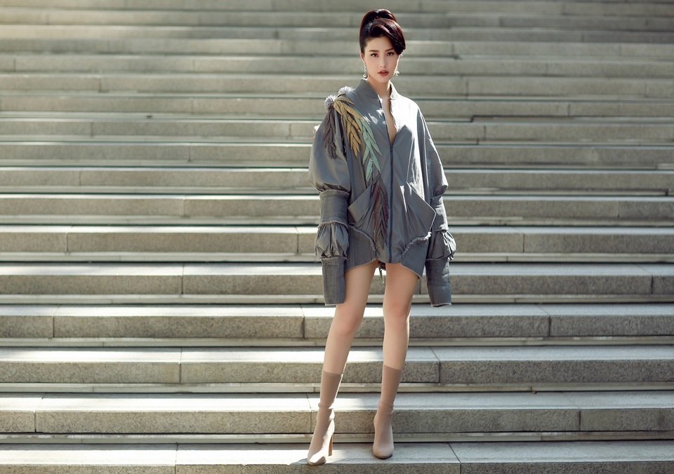 Ngày đầu của Tuần lễ thời trang, Diễm My đã táo bạo, thu hút sự chú ý với trang phục của NTK Công Trí.