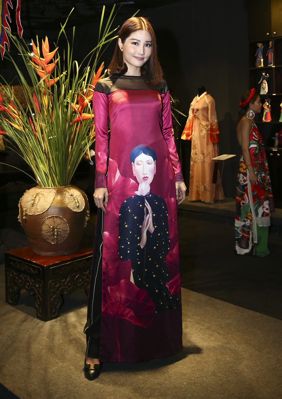 Á hậu Lệ Hằng, Diễm Hương kín đáo với áo dài xưa - 5 Diễm My 9X trang nhã trong tà áo dài gấm đỏ họa tiết người phụ nữ xưa