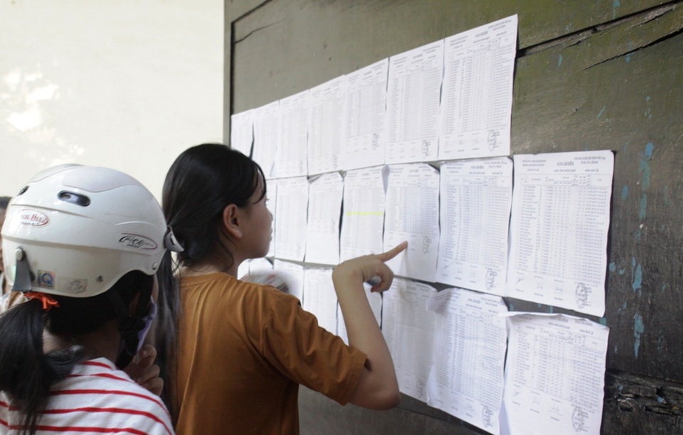 Quảng Ngãi công bố điểm trúng tuyển vào lớp 10 THPT chuyên Lê Khiết - 1 Thí sinh thi vào lớp 10 ở Quảng Ngãi đến trường xem kết quả thi