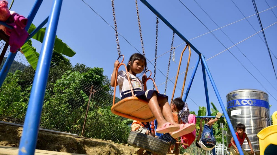 Khánh thành công trình phòng học Dân trí thứ 13 tại Điện Biên - 14
Niềm vui thơ trẻ bên chiếc xích đu