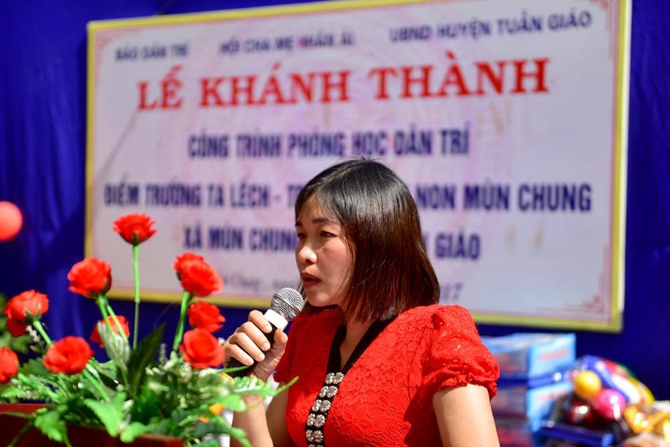 Khánh thành công trình phòng học Dân trí thứ 13 tại Điện Biên - 3
Cô Quàng Thị Huệ, Hiệu trưởng trường mầm non Mùn Chung phát biểu cảm ơn tấm lòng bạn đọc Dân trí đã dành cho cô và tro điểm trường Ta Lếch